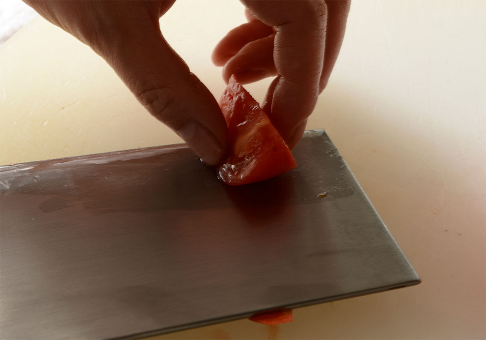 そのまま包丁を滑らせて皮をむく。