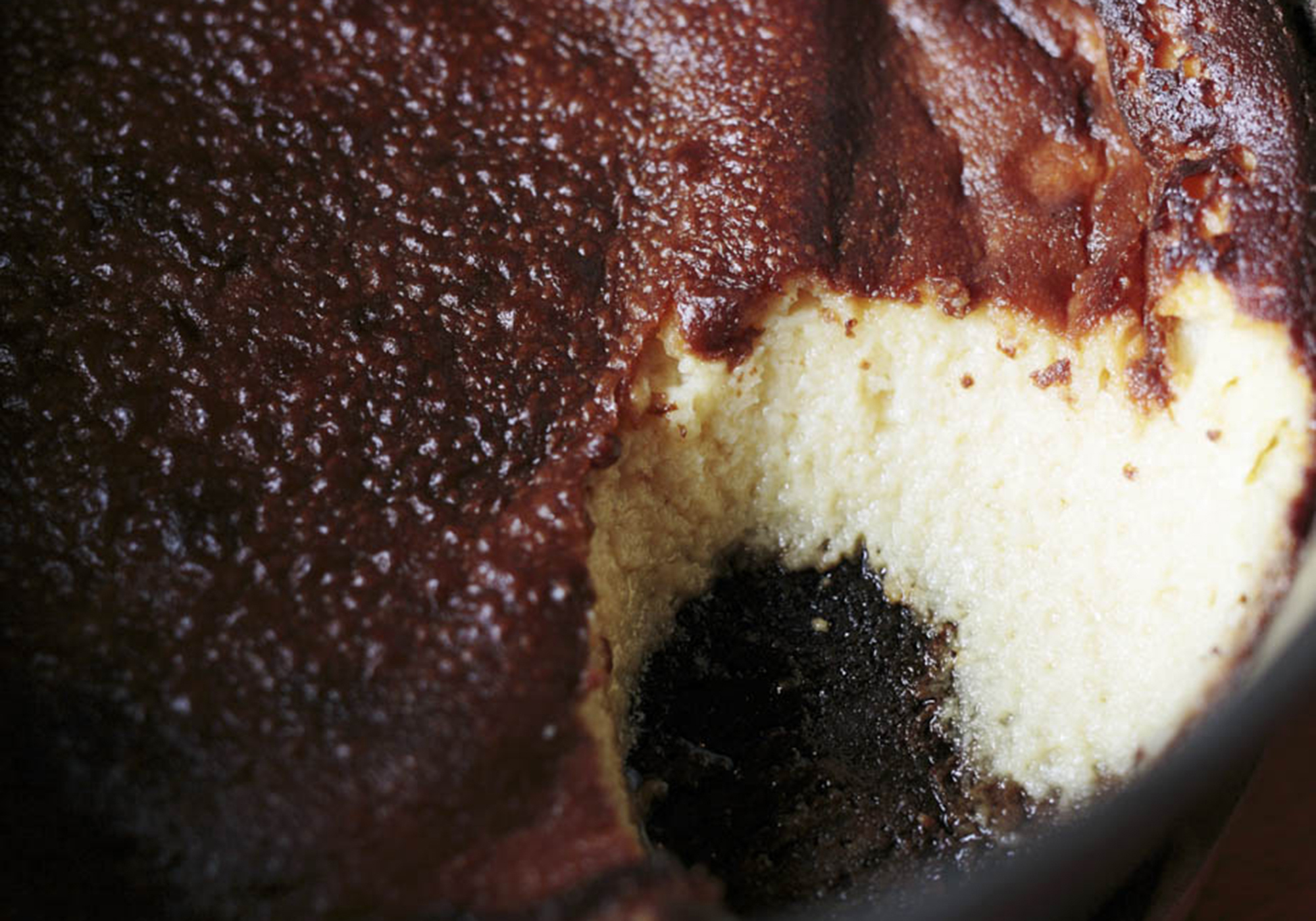 卵をしっかり泡立て、フワフワ食感に！ 鋳鉄鍋で焼く「Maruta」の「焦がしチーズスフレ」 レスキューレシピ【卵編】