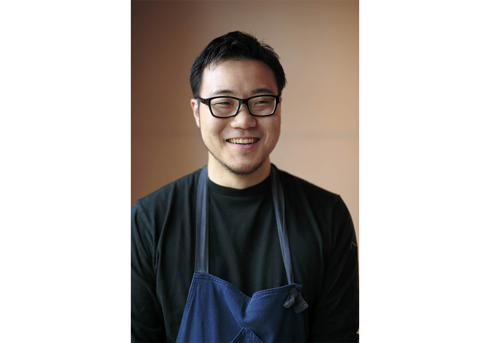 1988年生まれ。東京都出身。調理師学校を卒業後、銀座の「カーエム」ほか、都内の有名フレンチレストランで修業を積み、2016年、27歳でオーストラリアへ。メルボルン郊外の大自然に囲まれたレストラン「ブラエ」で料理を担当。帰国後、「Maruta」シェフに就任。