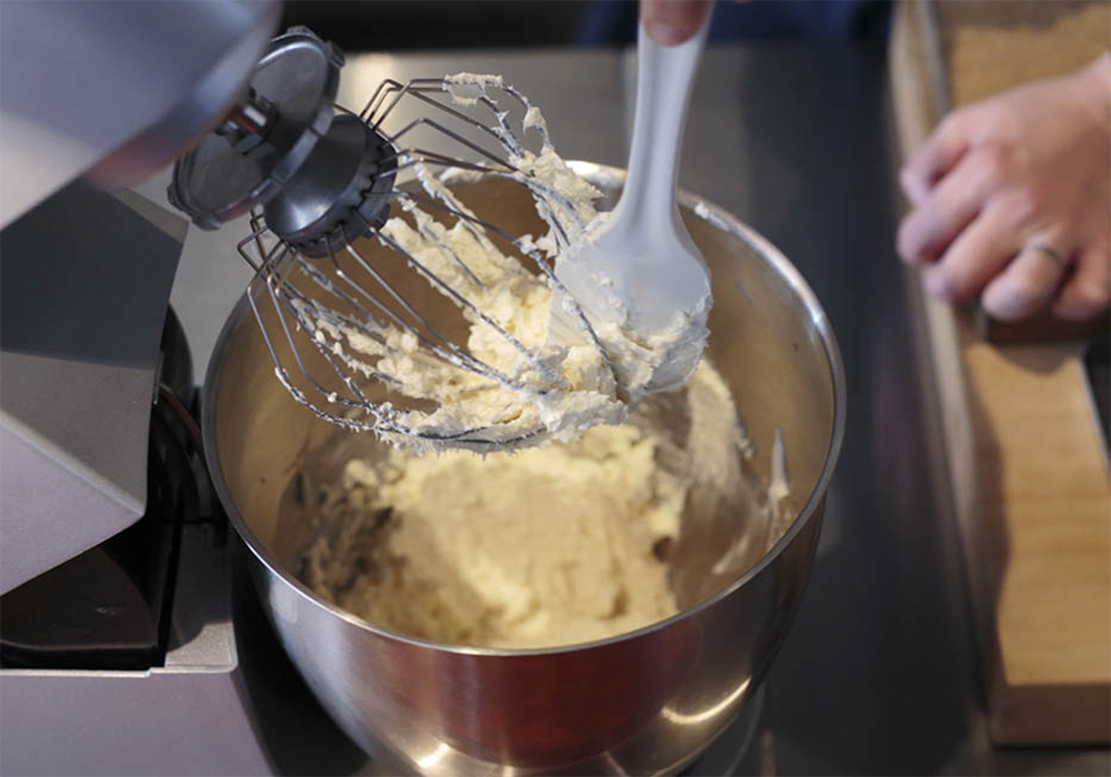[３]卵を加えて混ぜる １に２を加え、馴染むまで中速で混ぜたら、全卵を加え、角が立つまで高速で４分程度回して止める。生クリームを加える。