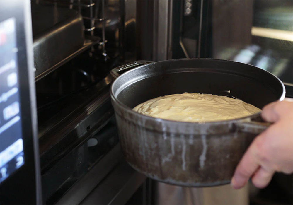 [６]オーブンで焼成する 220℃に予熱したコンベクションオーブンに５を入れ、40～45分焼成する。