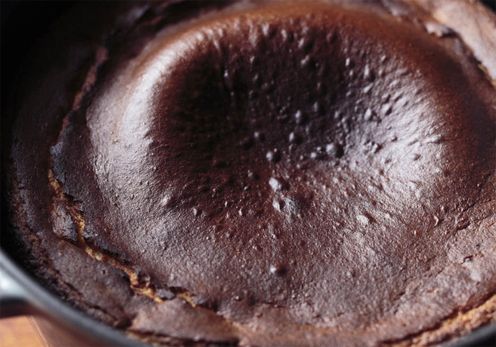 [７]粗熱を取って保存する 中央がぷっくりと膨らんで盛り上がり、香ばしい焼き目が付けばOK。オーブンから取り出すと徐々にしぼむ。冷ました状態で保存できる。