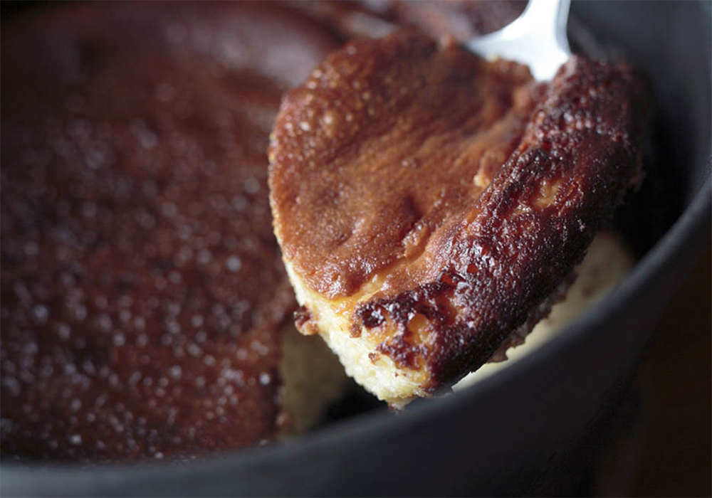 [９]スプーンですくって提供 温まったら、温かいうちにスプーンですくって１人前ずつ皿に盛り、好みでヨーグルトソルベ等を添えても。