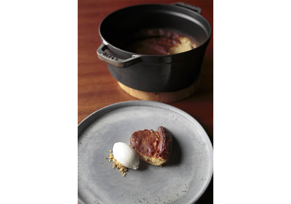 粉の量は最低限におさえて焼き上げることで口溶けのよい食感に。鍋肌もしっかり焼き付け、生地にも焦がしバターを加えることで、香ばしく奥深い大人の甘さを実現。