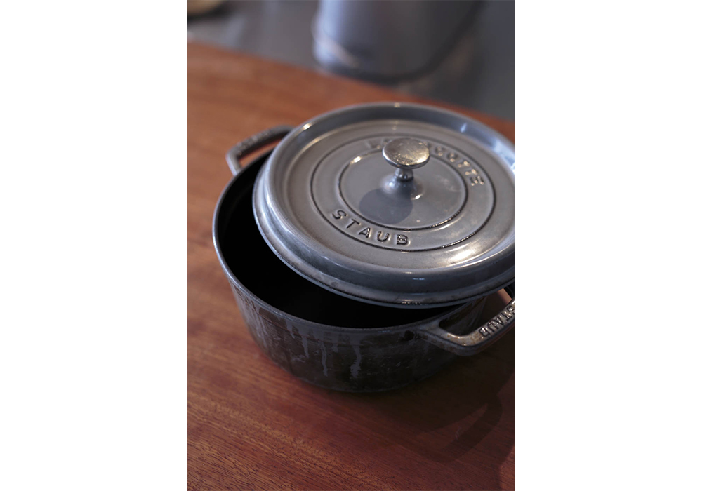 蓄熱性が高く、直火加熱も、オーブン加熱も可能。下焼きをしておき（生地は入れっぱなし）、提供前に鍋を再加熱すれば熱々が供せる。生地が鍋肌に当たる部分は香ばしいお焦げがつくのも鋳鉄鍋ならではの嬉しいご馳走だ。