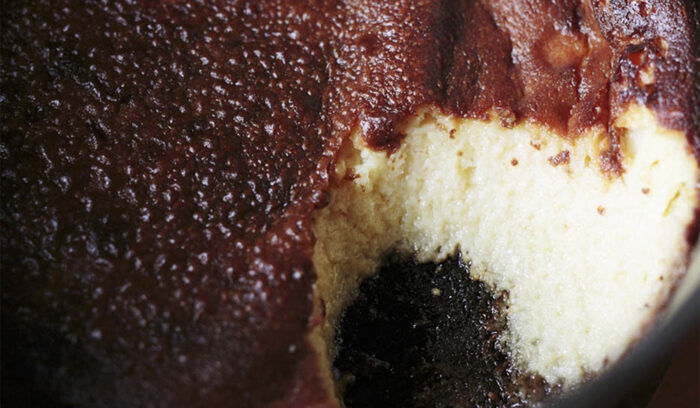 鋳鉄鍋で焼く「Maruta」の「焦がしチーズスフレ」