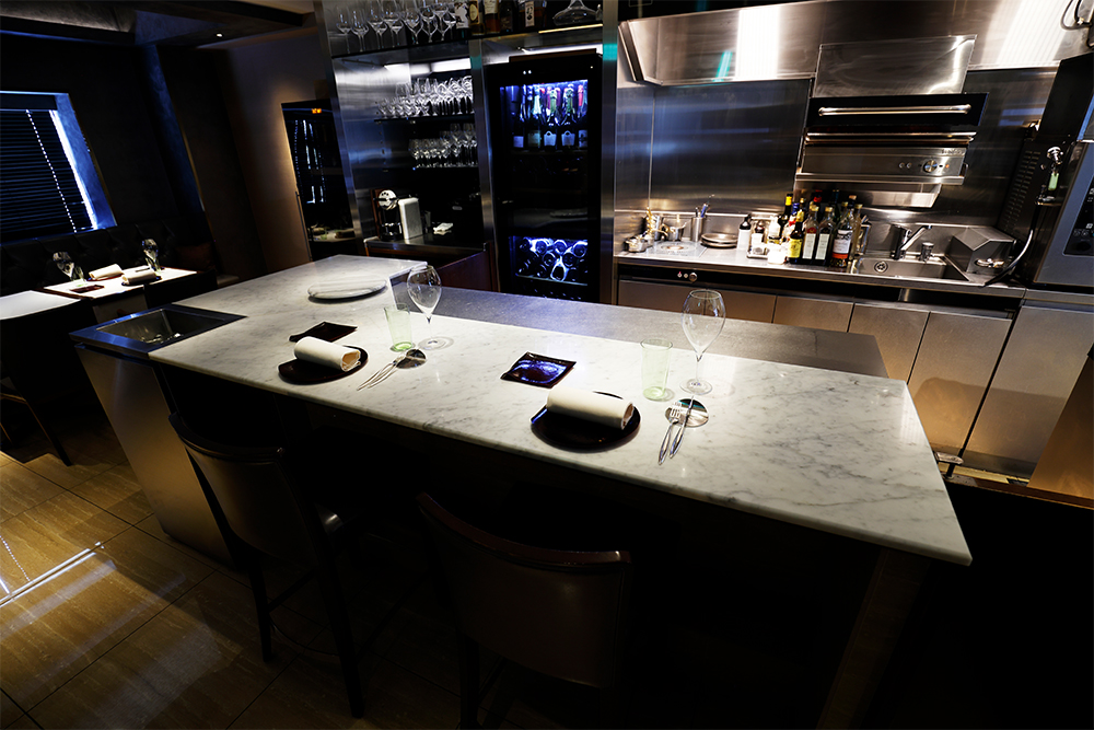 シェフが調理する手元を目の当たりにできるシェフズテーブルは、予約困難な特等席。シェフ直々のアテンドが独占できる楽しさも。