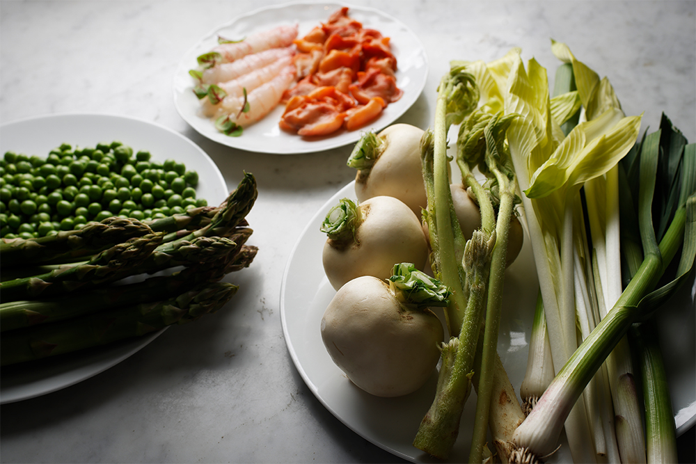 アスパラガスとグリーンピースは甘味と風味の濃いイタリア産。山菜はあえて栽培ものを選び、若いヴィンテージシャンパーニュの特徴でもある渋味と調和させ、食感にアクセントをプラス。