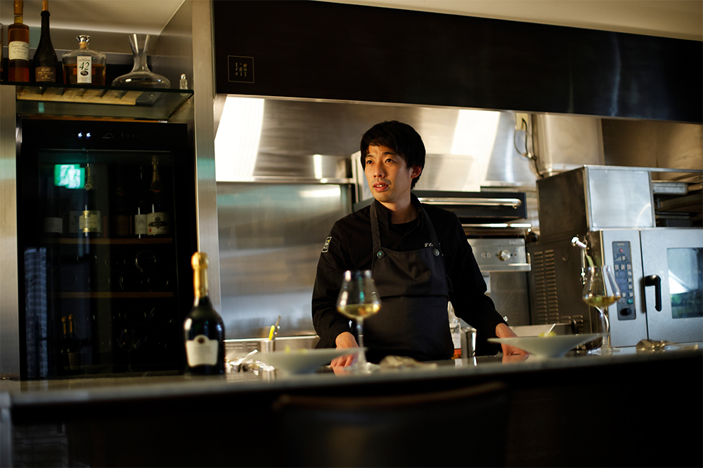 専任のソムリエは置かないため、シャンパーニュのセレクションも加瀬シェフの担当。ゲストに伝えるべきペアリングの情報もスタッフと共有し、きめ細かいアテンドに徹する。