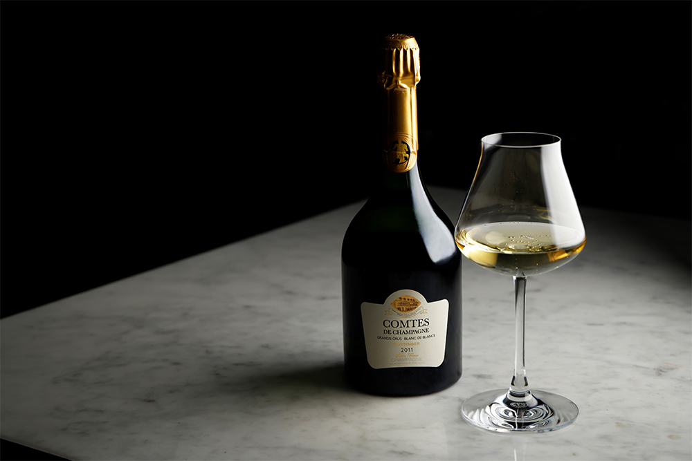 テタンジェ社の最高級キュヴェであり、「数あるブラン・ド・ブランの中でも、飛び抜けたバランスと長熟向きのポテンシャル」と加瀬シェフが絶賛する「コント・ド・シャンパーニュ　ブラン・ド・ブラン」。2011年は果実の成熟が早く、干ばつのためにブドウの根が地中深くまで伸びたことにより、ミネラリーな個性が備わった。