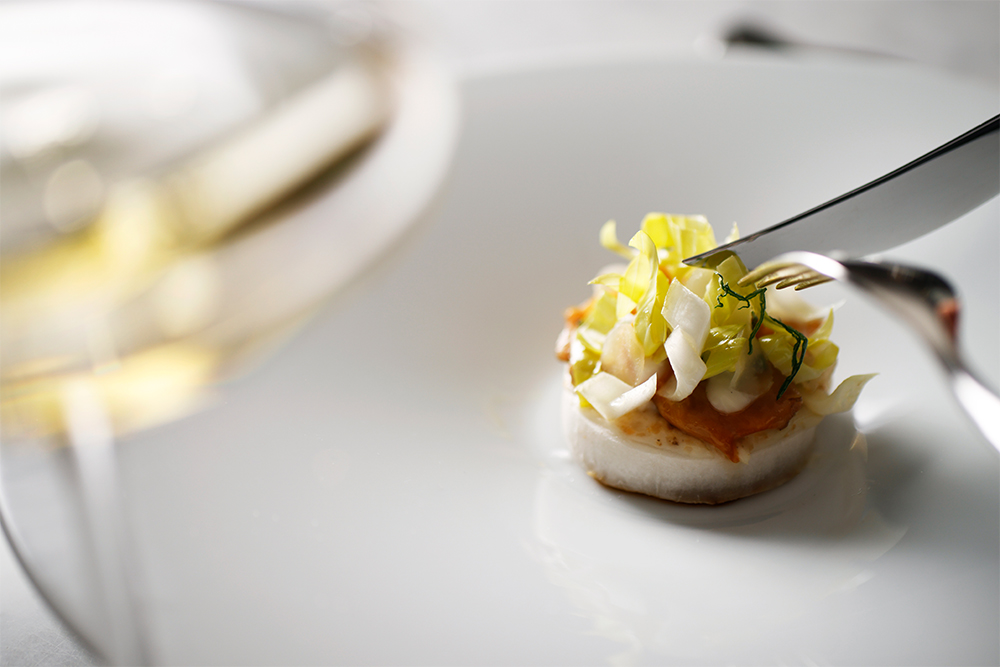 やわらかく、みずみずしい春カブに、赤貝のヒモの旨味を加えたベシャメルをのせ、こんがりとグラティネ。生の山菜のシャキシャキした食感とほろ苦味が、クリーミーなグラタンのまろやかさを引き立てる。