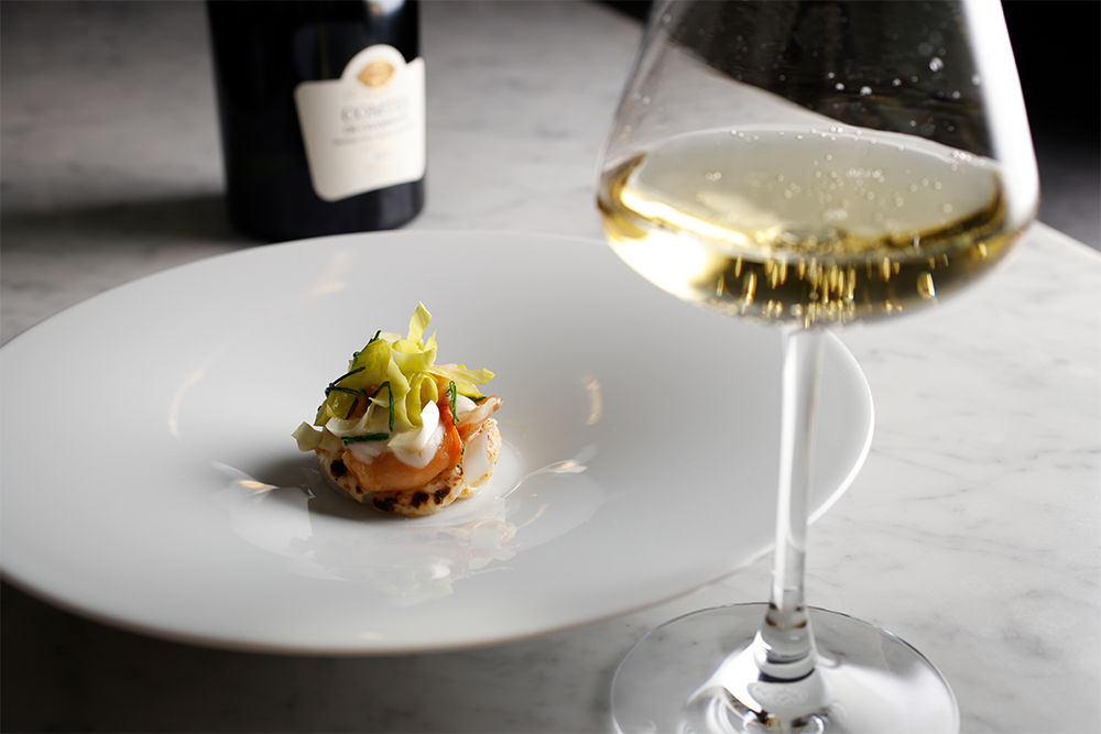 温菜と少し温度が上がったコント・ド・シャンパーニュ。冷たい時は閉じていたバター感がゆっくり開き、香ばしい乳製品との相性が生まれる。温度帯を変えて楽しませるペアリングのお手本のような組み合わせ。