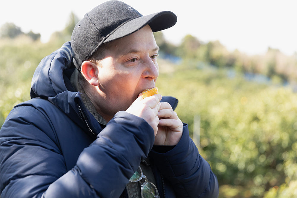 糖度や酸味、香り、果汁の量などを一つ一つ確かめながら、試食をするジェロームシェフ。