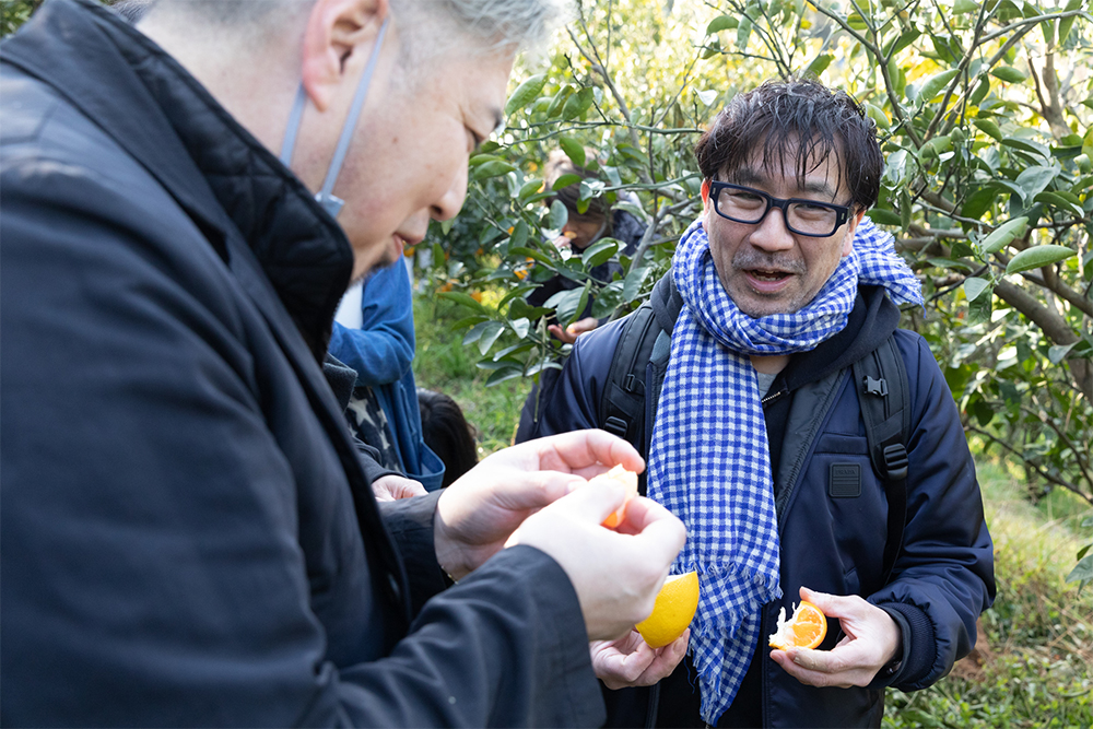 「この酸味ならジュレに」「この果皮はコンフィに」と、パティシエ同士の話が尽きない齋籐シェフ（左）と金子シェフ。