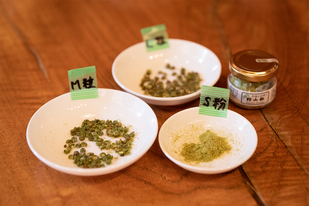 収穫に非常に手間がかかるため、収穫は段階的に。収穫期で異なる味が、製品の特長になる。