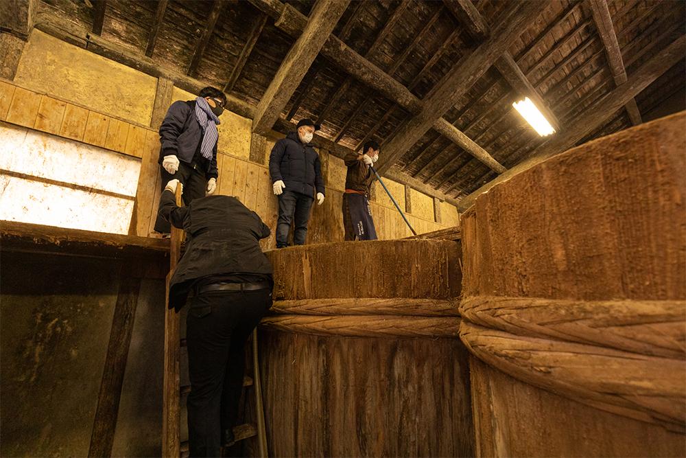 発酵中のもろみを見るシェフたち。野村さんは櫂入れも「空気を食べさせる気持ちで」と話す。