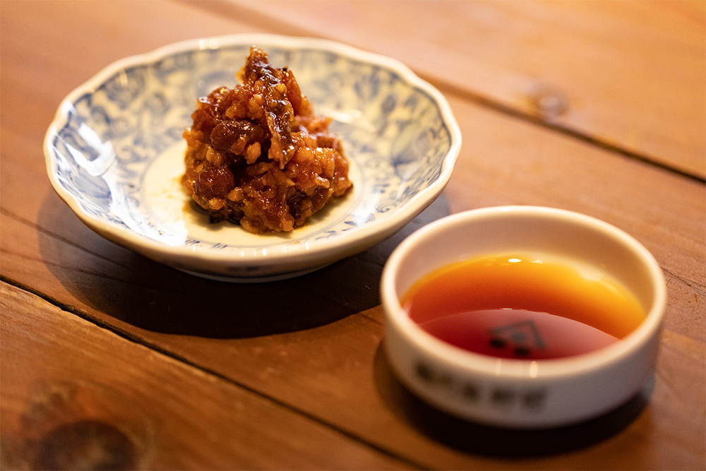 「徑山寺（きんざんじ）味噌」と「三ツ星醤油」。一般消費者に向け、現代の食卓に合うレシピなども発信している。