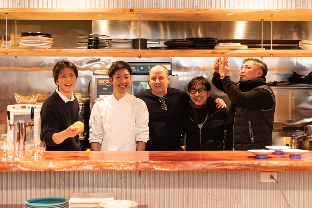 夜は田辺市のレストラン「Restaurant Caravansarai」で、更井亮介シェフによるジビエや旬の野菜、海藻など地元食材を使った料理を堪能。若手料理人に、こうした機会を作ることも小林シェフの目論見の一つ。写真（下）は「和歌山県産鹿肉」の一皿。