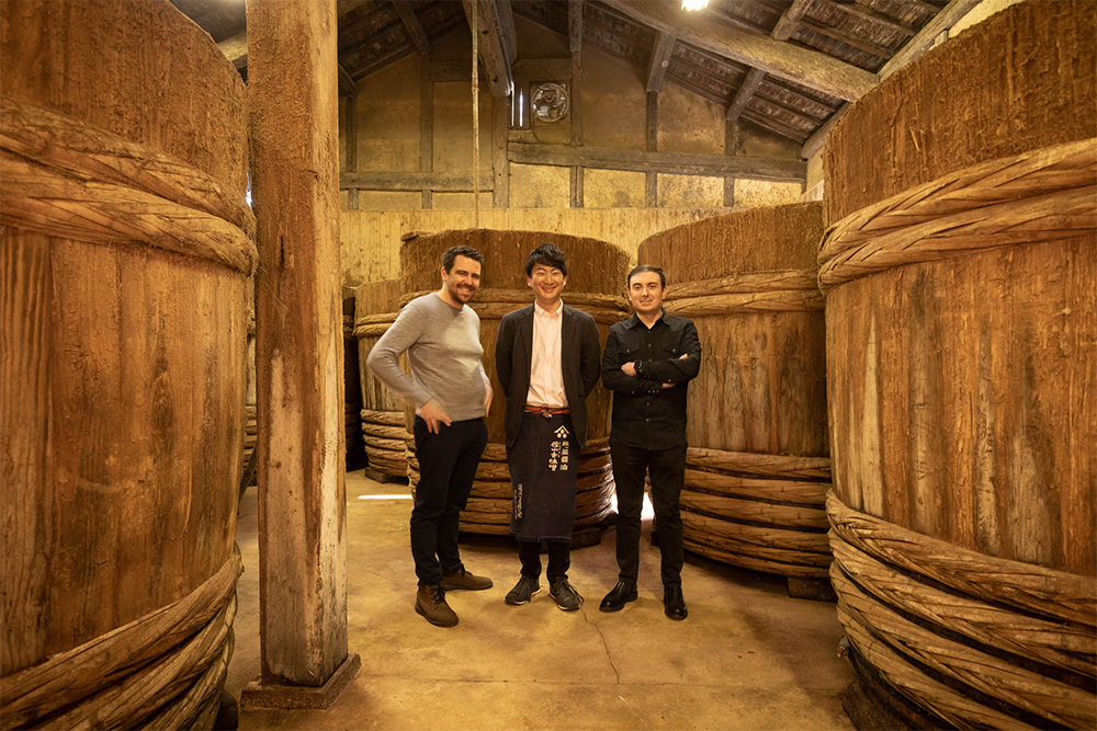 18代目当主の野村圭佑さんが蔵を案内。「木桶は土壌です」の言葉にシェフたちの共感もひとしお。