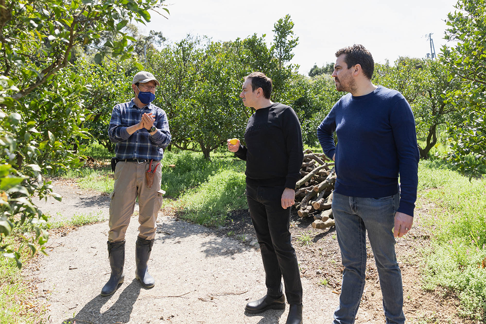 ７代目として農園を切り盛りする原拓生さんと。その知見の深さ、ホスピタリティには、両シェフも脱帽。