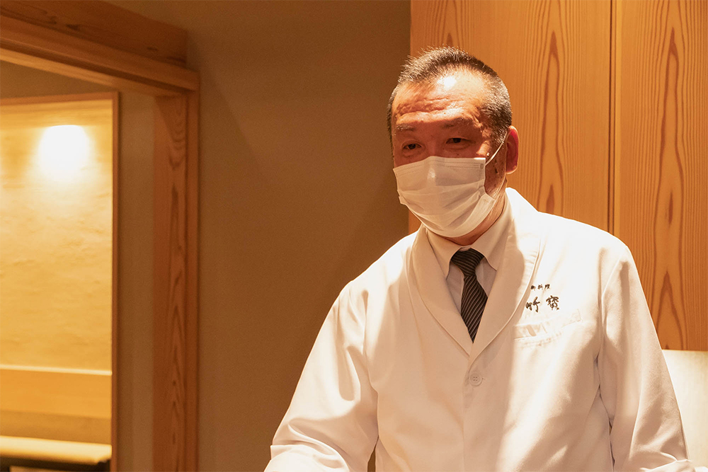 「食材は出会いもの」と話す「竹寶」店主の竹中和也さん。和歌山の気候風土がもたらす旬の恵みを、繊細に、時には大胆に自らの料理に映し出す。