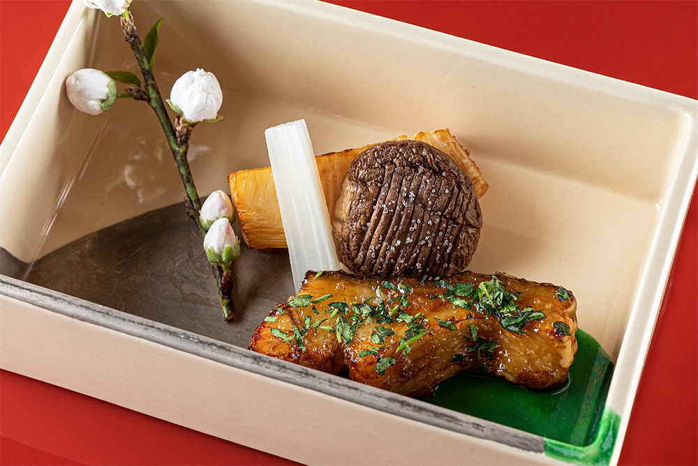 今回の晩餐の“ビックリ大賞”、「ウツボの木の芽焼き」。ウツボは独特のにおいがあり、骨も多いため、水と酒でじっくり下煮するなど、スッポンと同じ技法で丁寧な処理をほどこす。