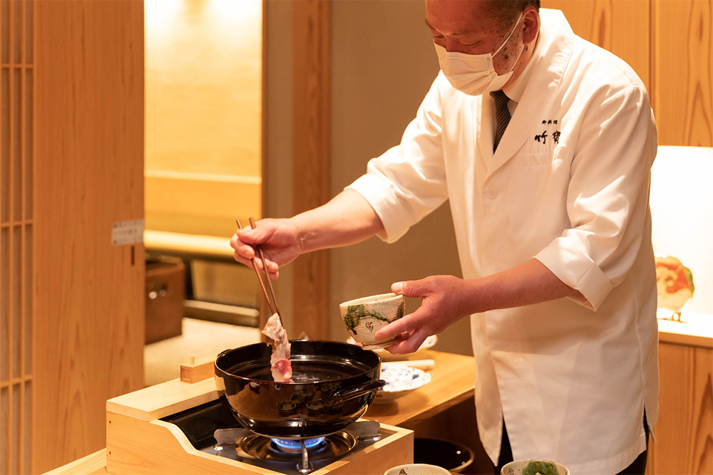 細やかなサシ入りの熊野牛肩ロースを、昆布とかつおで濃い目にひいただしにくぐらせて、しゃぶしゃぶ風に。「脂身のおいしさが抜群です」と料理長。