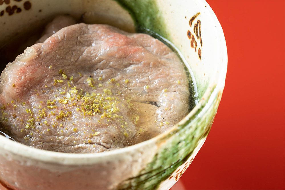 ぶどう山椒の香りと刺激が脂身のコクを切って、後口は、さっぱり軽やか。山椒は確かに柑橘の仲間なのだと実感する。