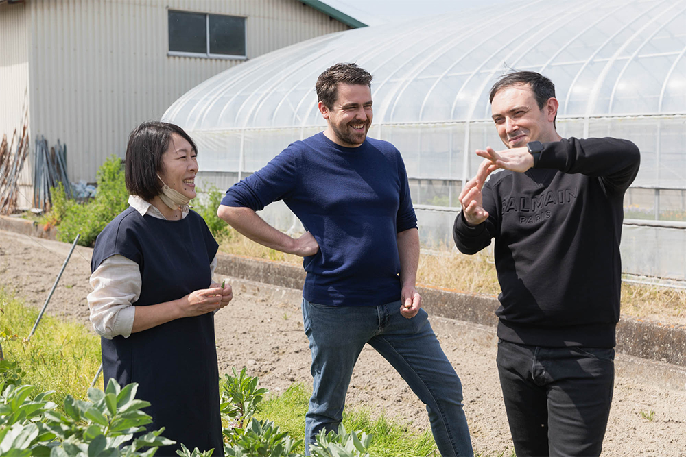英語が堪能なマダムの有巳さんと談笑するギヨームシェフとミケーレシェフ。広大な菜園の風景を前に「パリのアルページュみたい」「アルバのピアッツァ・ドウモも、そう。まるで日本じゃないみたい」と口々に言い交わす。