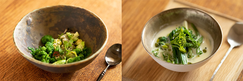 蛤や牡蠣の磯の香りとミルキーな滋味、芽ものやハーブの野性味が組み合わさり、鮮烈な個性を放つ２皿。左[芽キャベツ　ケール　牡蠣]、右[わけぎ　蛤　エルバステラ]