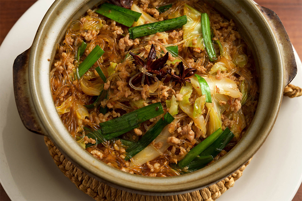 料理の展開例：キャベツと春雨の四川土鍋煮込み・・・香ばしく炒めた挽き肉に豆板醤を絡めてさらに炒め、辛味と香りを引き出す。旨味をたっぷり含んだ春雨が、止まらない味。八角の香りでさらに奥行きアップ。◆調味料として料理全般に（そのままつけだれに。炒め物、煮物、揚げ物など加熱して。下味に揉み込んで）。
