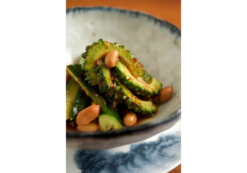 苦瓜とキュウリの豆板醤和え・・・豆板醤に、黒酢とゴマ油を加えて和えダレに。すっきりとコク深い辛味が食欲を増進。ピーナッツが香ばしいアクセント。