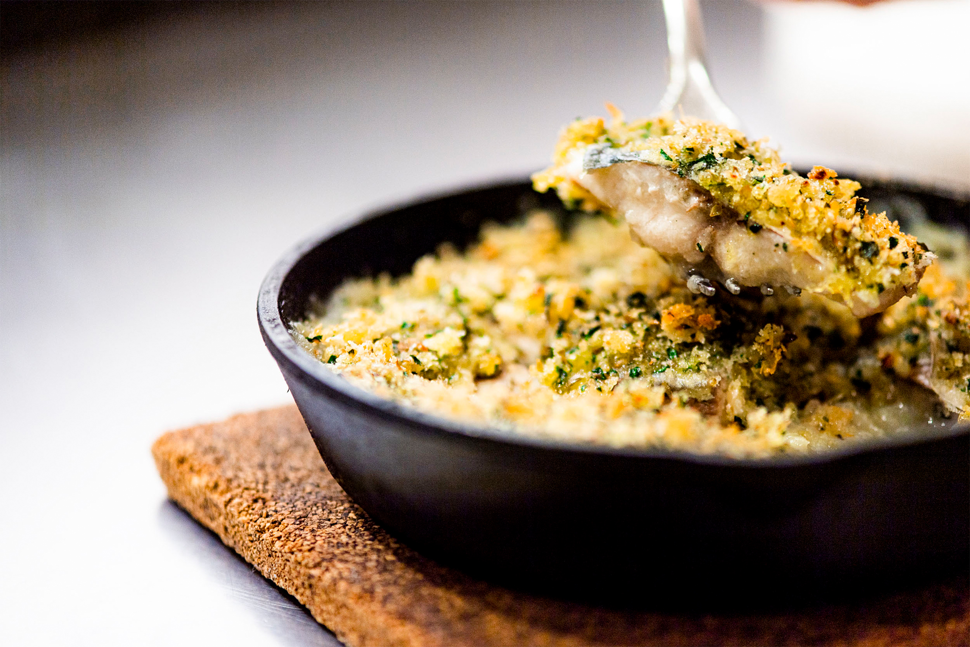 表面サクサク、中はしっとり！ 魚好きシェフに教わる「アジの香草パン粉焼き」