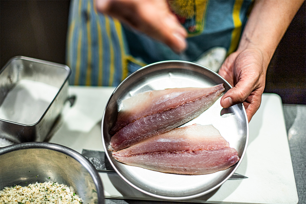 [１] アジは三枚におろして、キッチンペーパーで水分を拭き取る。両面に塩を振る。