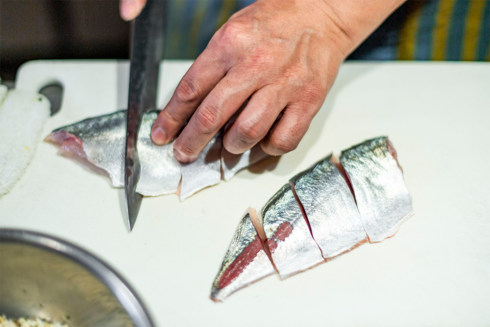[２] 食べやすい大きさにカットする。