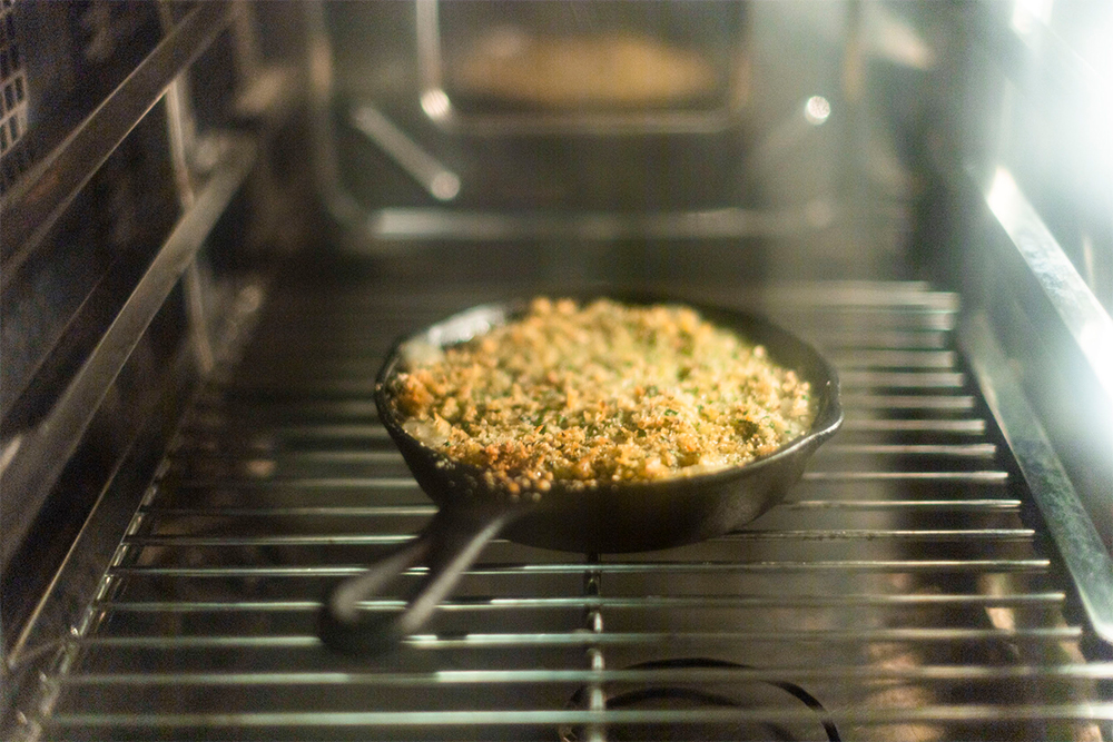 [６] 250℃に予熱したオーブンでパン粉の表面に香ばしい焼き色が付くまで焼く。
