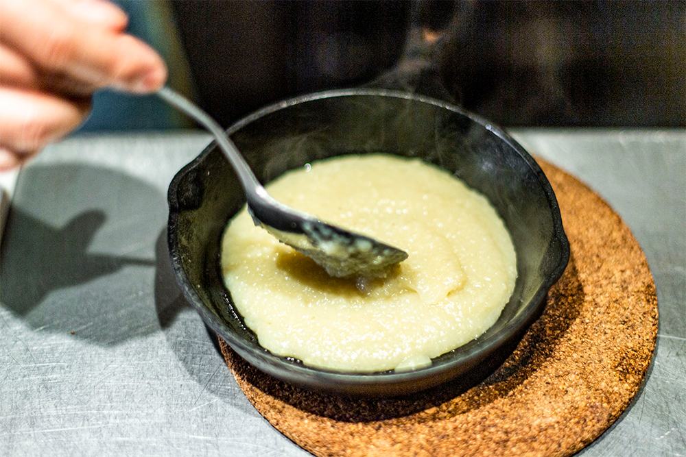 ●ジャガイモを敷き、直接火に当てない ジャガイモのピュレをスキレットの底に敷くことで、魚へ熱が直接当たらず、ソフトに火が入る。同時にジャガイモも魚の旨味を吸って味が入る。