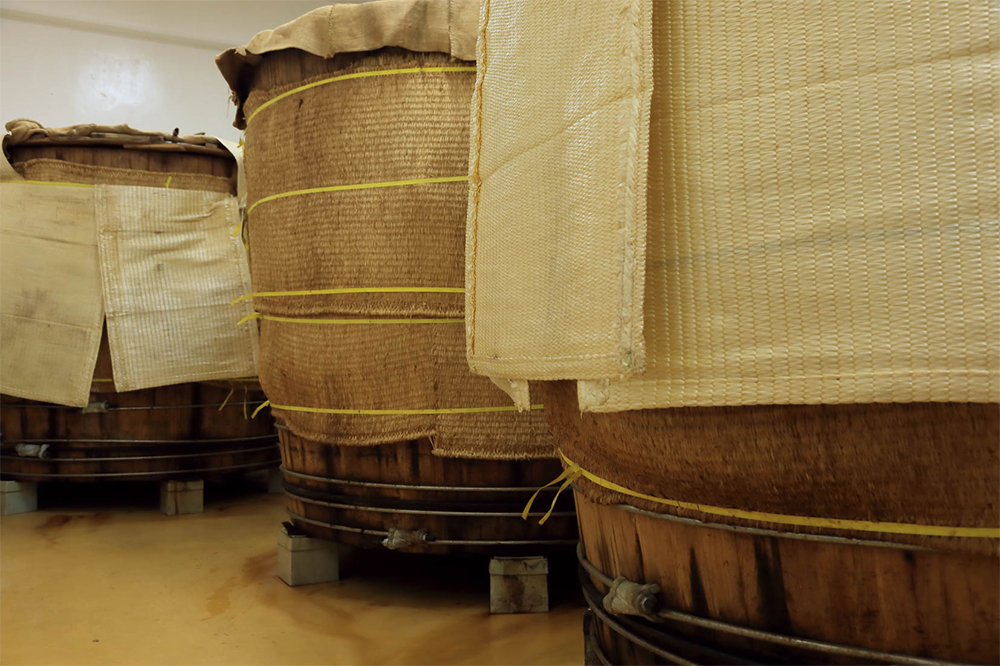 伝統的な杉の30石（約5400リットル）の木桶。筵（むしろ）で保温する。