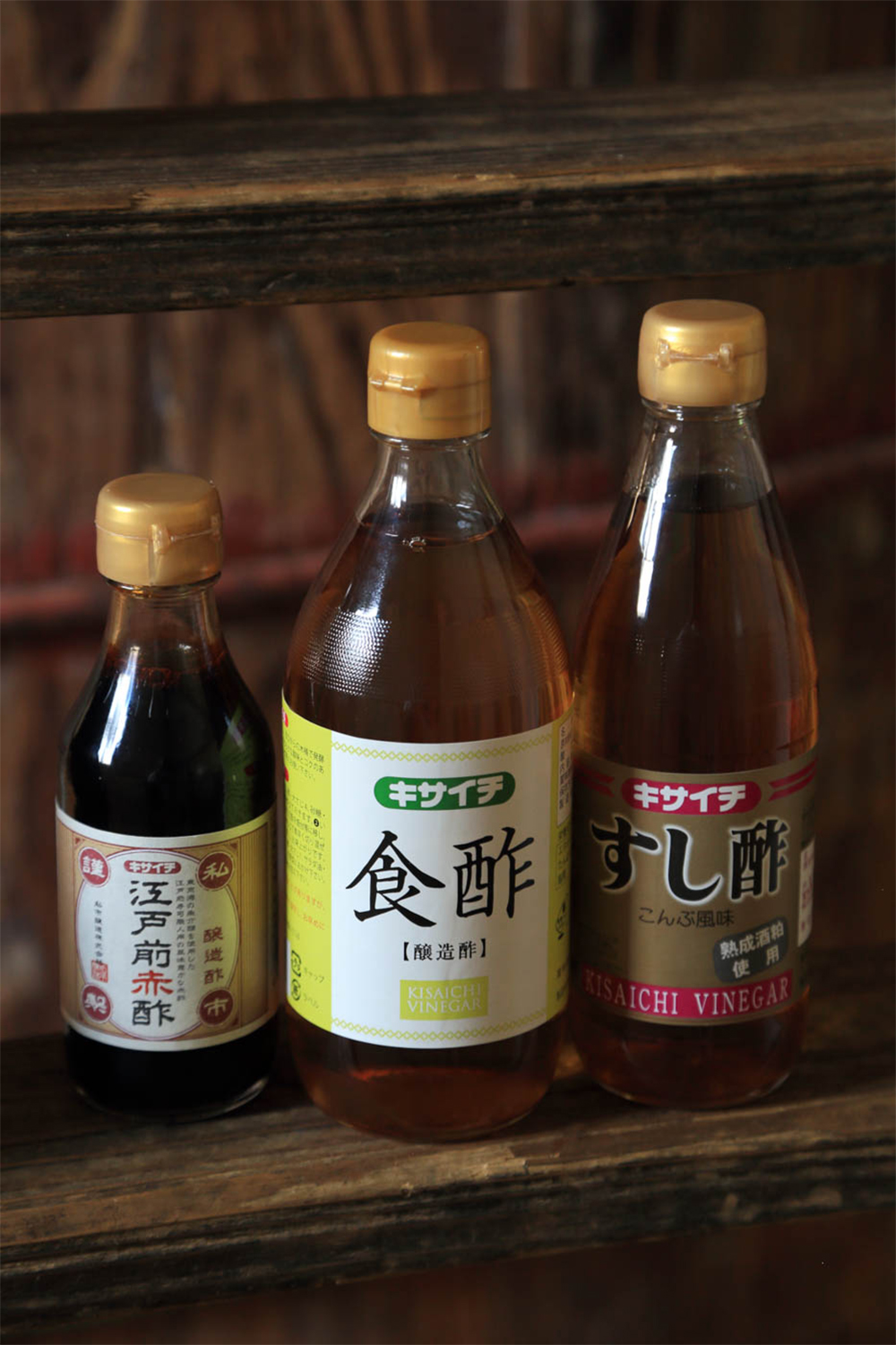 写真左「江戸前赤酢」は酒粕のみで仕込んだ酢。酢飯にするとほのかに赤みを帯びる。写真中央「食酢」、写真右「すし酢」。