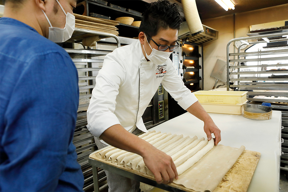 店では、ポーリッシュ法、オーバーナイト法、レスペクテュス・パニス法、３種の製法でバゲットを焼く。