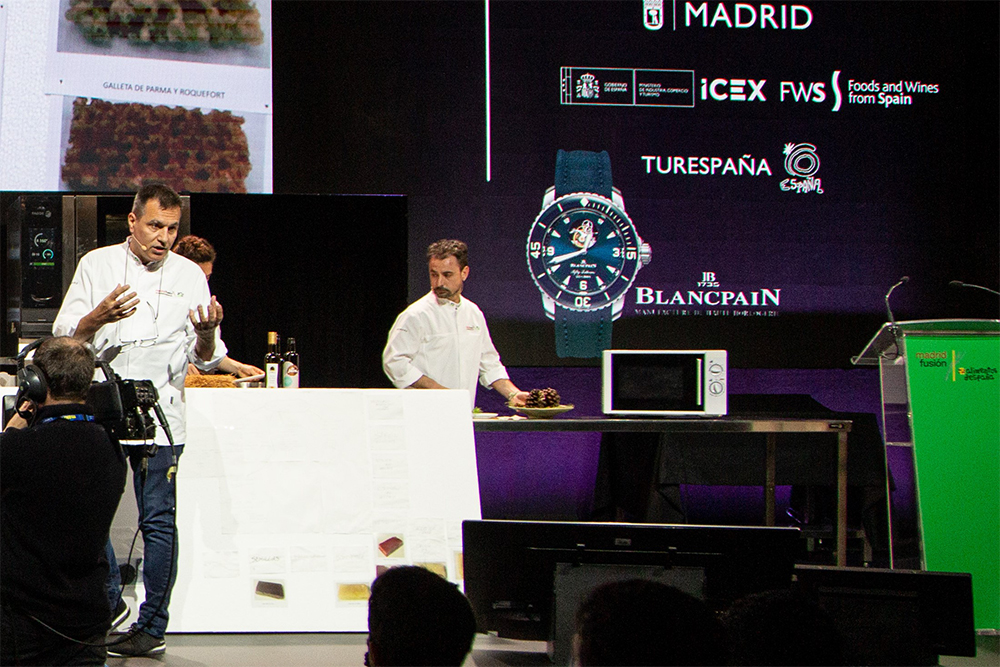 ごく普通の電子レンジを壇上に用意してデモンストレーション。膨大な試作を重ねるトライアンドエラーが、彼らの揺るぎない基礎と評価を作り上げている。