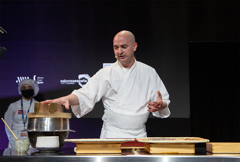 発表中のフェリックス。ちなみに「KIRO SUSHI帰路」の店内はカウンター席のみ。日本酒は、「真澄」や「獺祭」といった人気銘柄のほかに、「手取川 純米大吟醸 古酒 梅舞花」などスペインでは珍しいものも揃える。