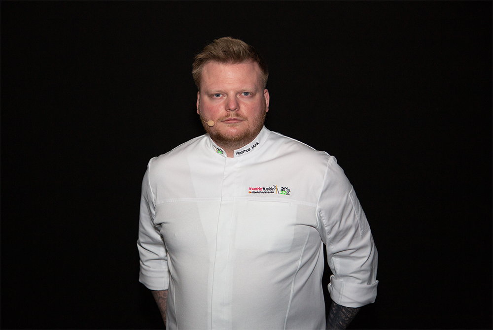 1991年生まれのラスムス。モーターや機械工の道に進むつもりだったが、親友に誘われて大学から調理を専攻、料理界へ。