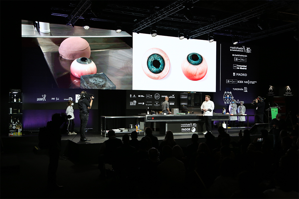 目玉の料理「1984」のデモンストレーションを行なうラスムス。