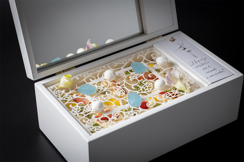 その他の発表から、バレンシア「キケ・ダ・コスタ」のデザート。母親の宝石箱がモデル。ジャスミンと白檀のソルベの上にイチゴや食用花、透かし彫りの砂糖細工、スミレの砂糖漬、柚子のマシュマロなど。