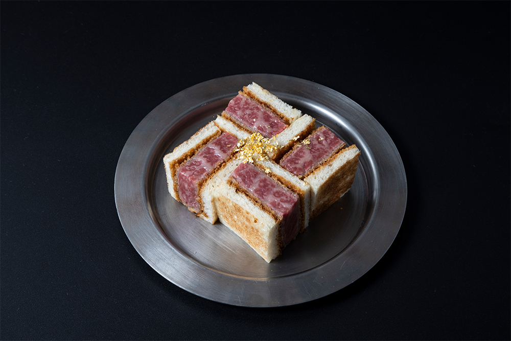 「WAGYUMAFIA（ワギュウマフィア）」の浜口寿人シェフは流暢な英語で発表。ワギュウサンドをデモンストレーションで作り、試食を促すと無数の手があがった。