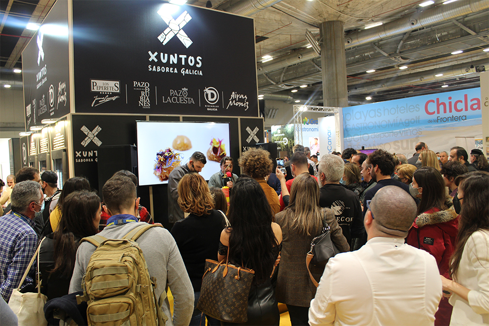 講演会場外の見本市も活気を取り戻していた。