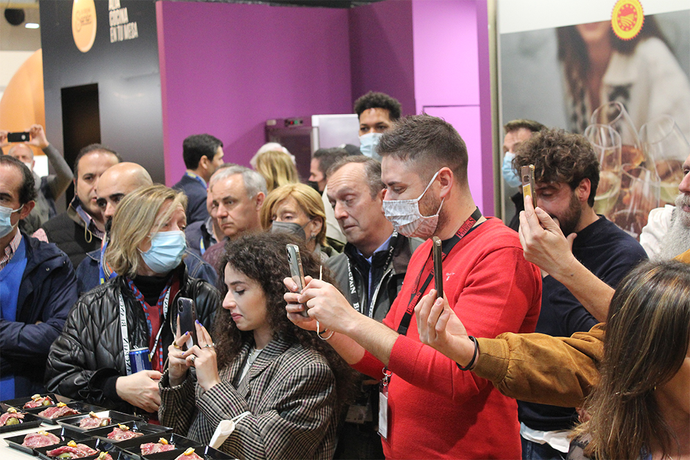 おいしそうなデモは瞬く間にSNSで共有される。