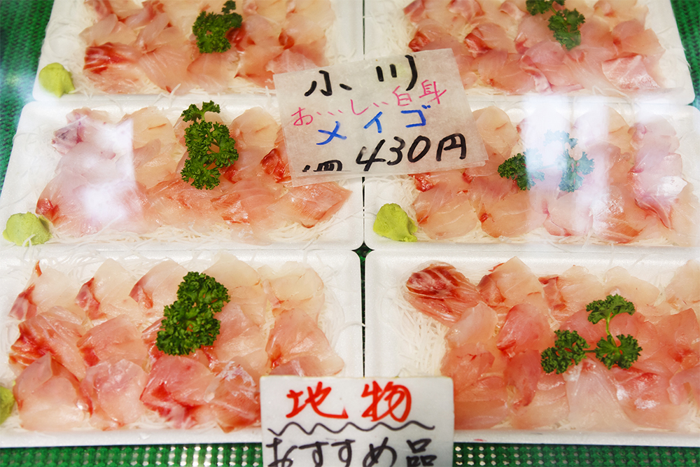 地魚の刺身も並ぶ。刺身は一度にたくさん切りつけず、こまめに補充する。
