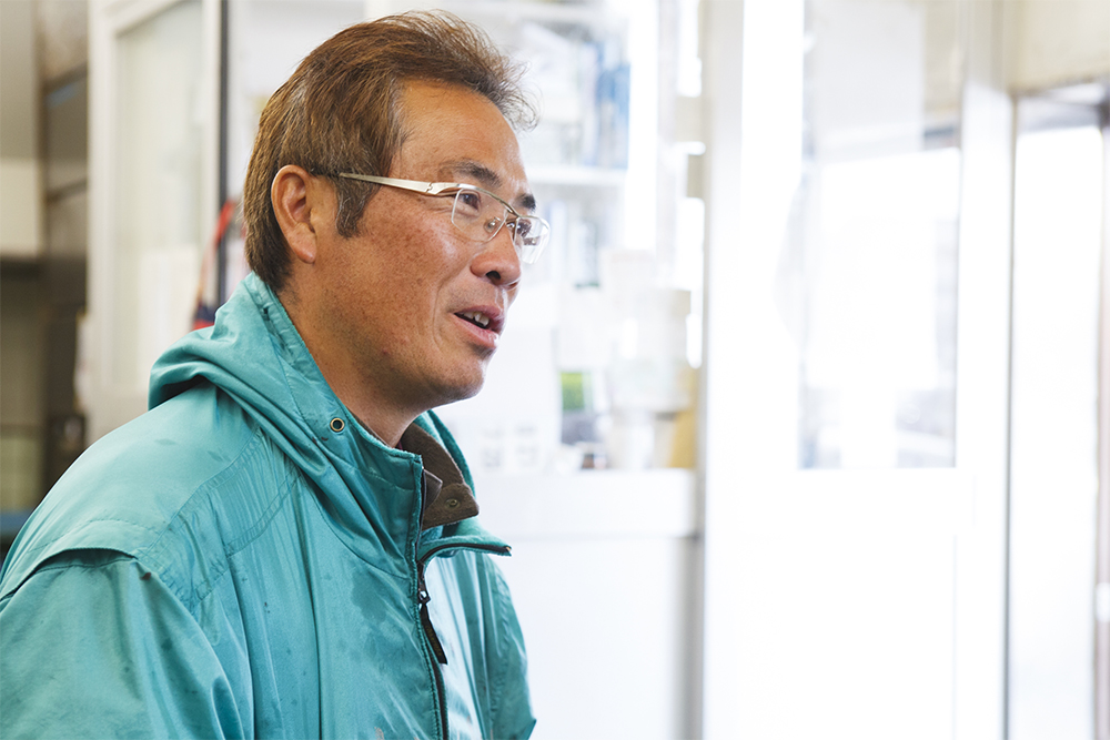 （写真右）獲れた魚を直接納品してくれる専属の漁師、山内正晴さん。この日はメイゴ、ムツなど。